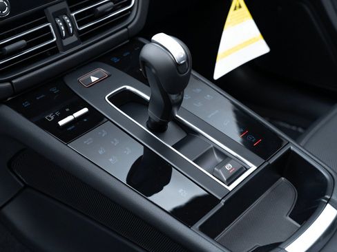 Used 2025 Porsche Macan image 28