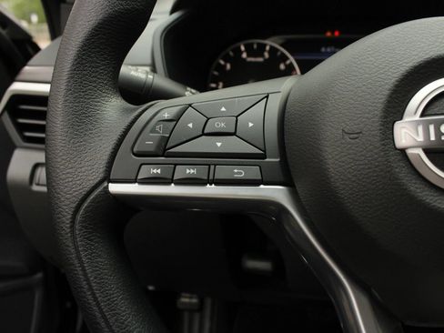 Used 2025 Nissan Altima 2.5 SV FWD image 29