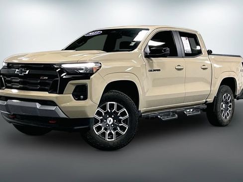 Used 2023 Chevrolet Colorado Z71 w/ Z71 Convenience Package 2 AWD/4WD image 3