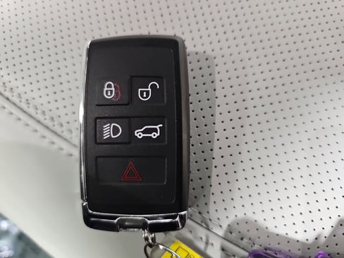 Used 2025 Land Rover Defender 90 X-Dynamic SE image 38