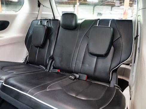 Used 2023 Chrysler Pacifica Limited FWD image 27