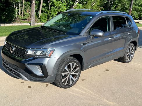 Certified 2022 Volkswagen Taos SE w/ Panoramic Sunroof Package FWD image 5