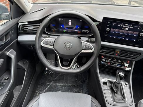 Used 2025 Volkswagen Jetta SE FWD image 14