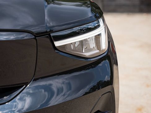 Certified 2024 Volvo XC40 Recharge Core RWD image 3