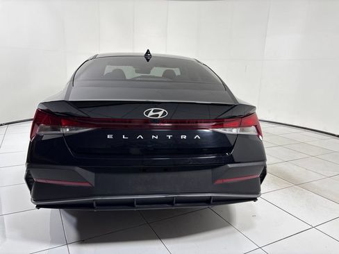Used 2024 Hyundai Elantra SE FWD image 4