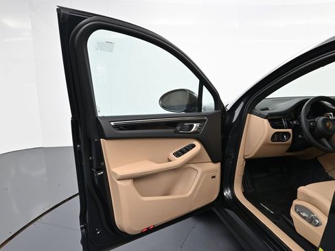 Used 2026 Porsche Macan AWD/4WD image 16