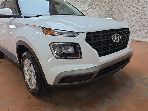 Certified 2025 Hyundai Venue SE image 7