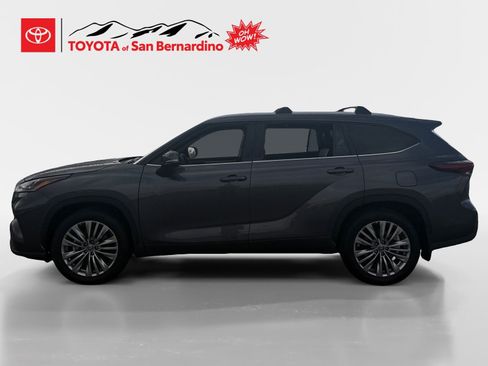 Certified 2025 Toyota Highlander Platinum AWD/4WD image 2