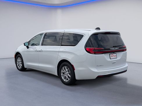 New 2026 Chrysler Pacifica Select image 5