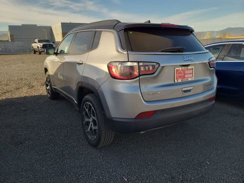 Used 2024 Jeep Compass Limited image 3