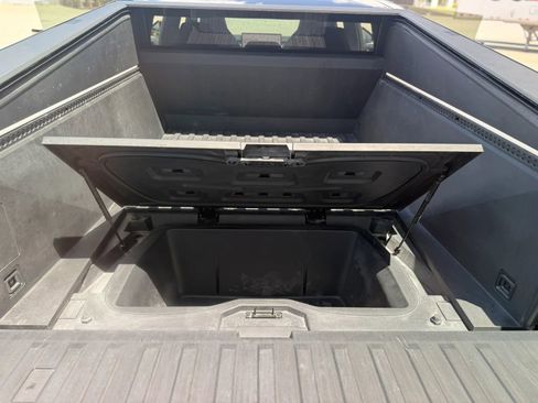 Used 2024 Tesla Cybertruck AWD Crew Cab image 33