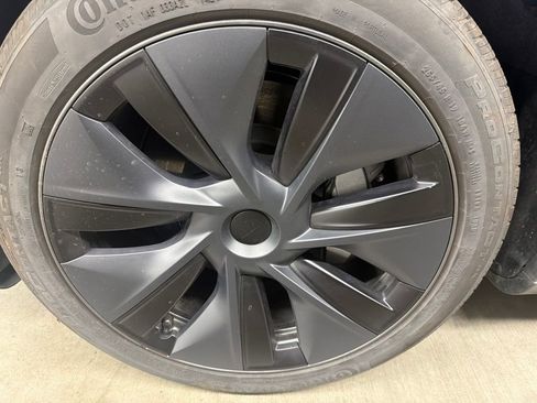 Used 2024 Tesla Model Y Long Range RWD image 3