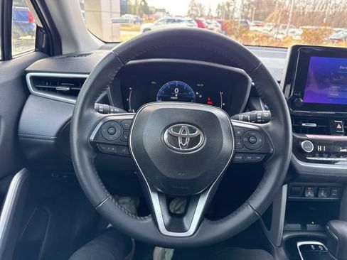 Used 2025 Toyota Corolla Cross XLE image 14