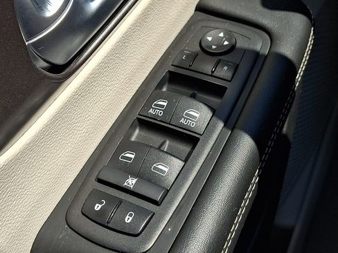 Used 2024 Chrysler Pacifica Touring-L FWD image 25