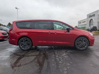 New 2026 Chrysler Pacifica Select