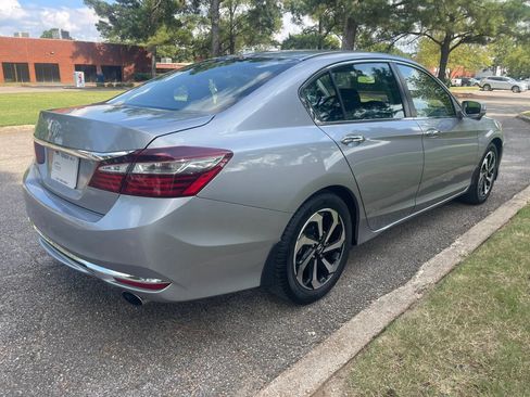 Used 2017 Honda Accord EX image 5