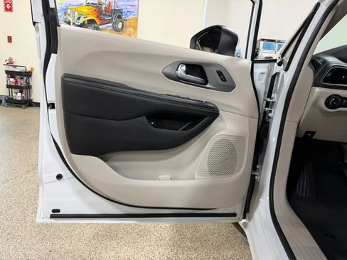 Used 2023 Chrysler Pacifica Touring-L FWD image 23