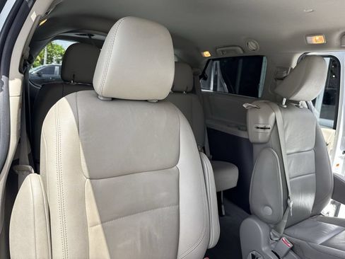 Used 2020 Toyota Sienna XLE w/ XLE Navigation Package FWD image 46
