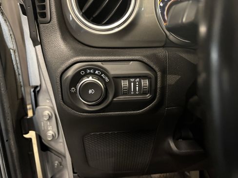 Used 2020 Jeep Wrangler Unlimited Sahara image 24