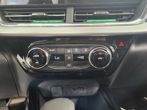 Used 2025 Chevrolet Trax LT FWD image 27