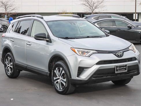 Used 2018 Toyota RAV4 LE image 5