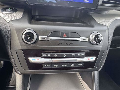 Used 2020 Ford Explorer XLT AWD/4WD image 32