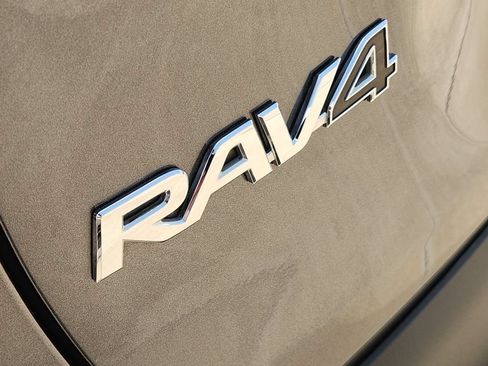 Used 2021 Toyota RAV4 XLE w/ Convenience Package FWD image 11