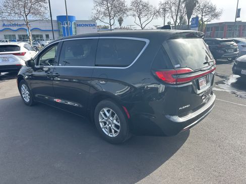 Used 2023 Chrysler Pacifica Touring-L image 3