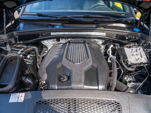 Certified 2024 Porsche Macan AWD/4WD image 30