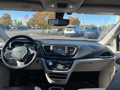 Used 2020 Chrysler Pacifica Touring-L image 18