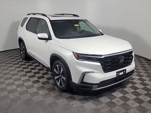 Certified 2023 Honda Pilot Touring image 2