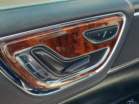 Used 2019 Lincoln Continental Premiere FWD image 16