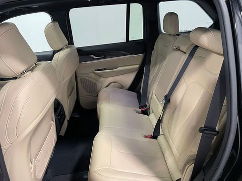 Used 2023 Jeep Grand Cherokee Limited image 17