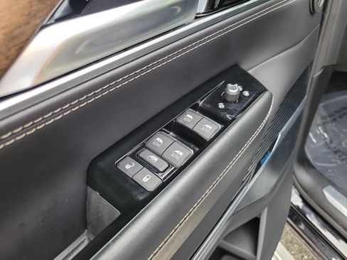 Used 2022 Jeep Grand Wagoneer Series II AWD/4WD image 18