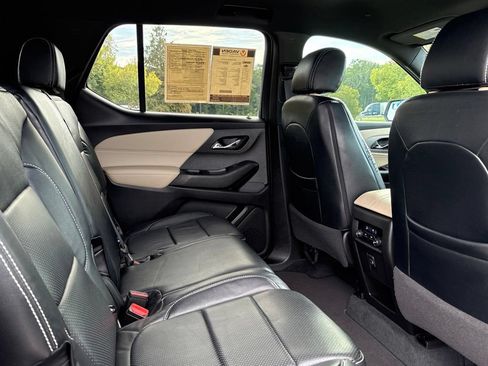 Used 2022 Chevrolet Traverse LS FWD image 32
