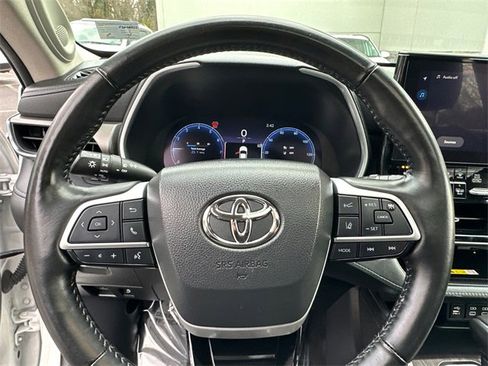 Used 2023 Toyota Highlander Limited image 25