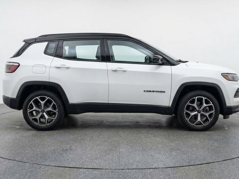 Used 2025 Jeep Compass Limited AWD/4WD image 11