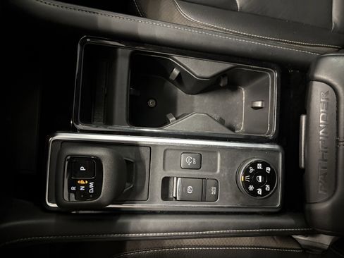 Used 2023 Nissan Pathfinder SL image 18