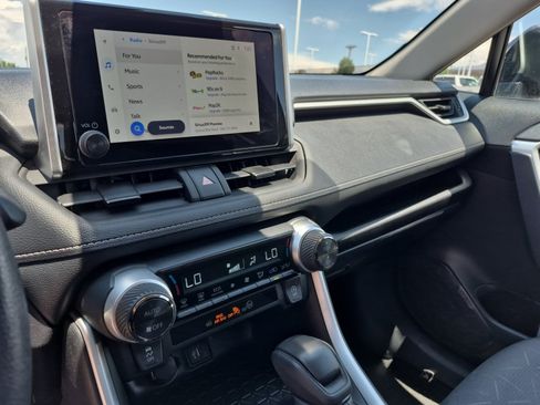 Used 2025 Toyota RAV4 XLE AWD/4WD image 11