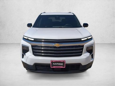 Used 2024 Chevrolet Traverse LT FWD image 2
