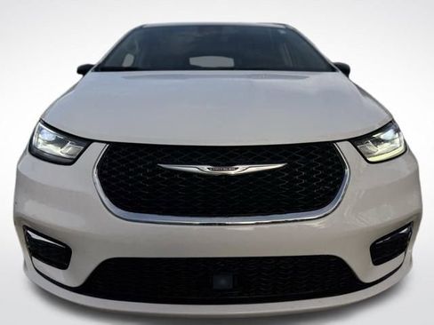 Certified 2024 Chrysler Pacifica Touring-L image 3