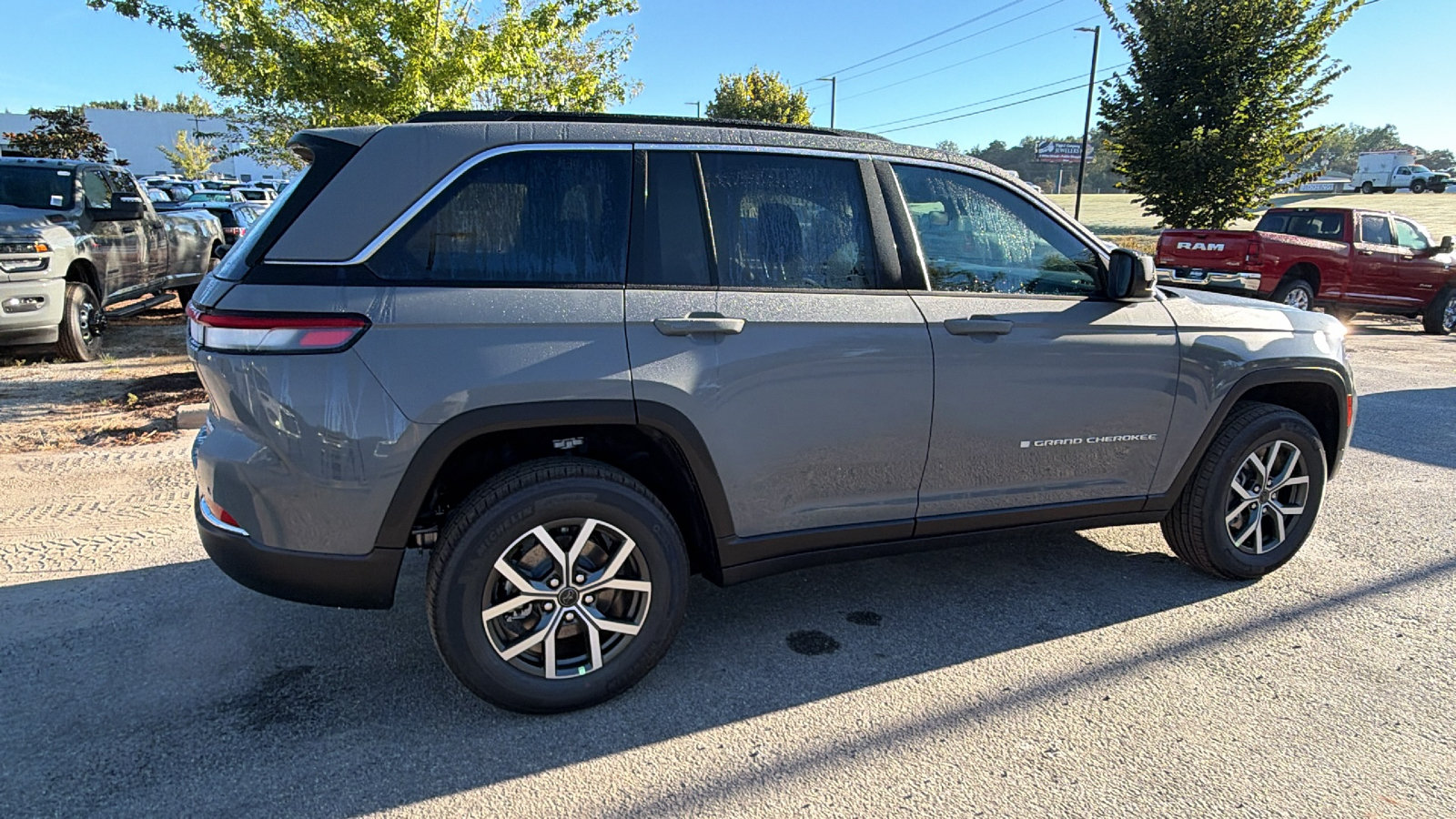 New 2027 Jeep Grand Cherokee Laredo RWD image 8