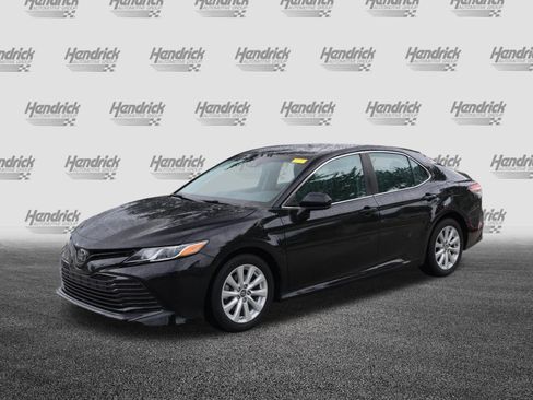 Used 2019 Toyota Camry LE FWD image 5