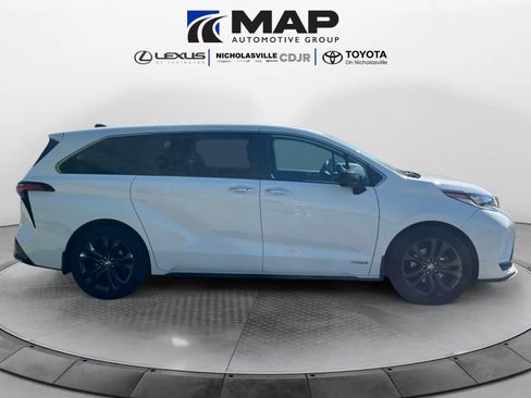 Used 2021 Toyota Sienna XSE FWD image 5