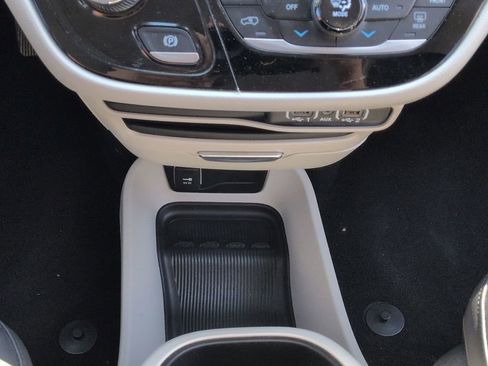 Used 2023 Chrysler Pacifica Touring-L FWD image 32