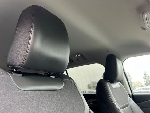 Used 2025 Ford Explorer Active w/ Active Comfort Package image 18