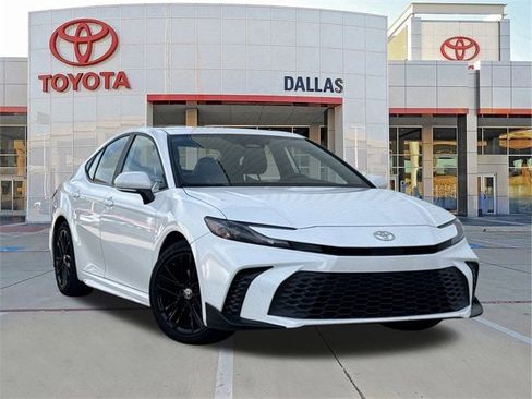 Used 2025 Toyota Camry SE image 1