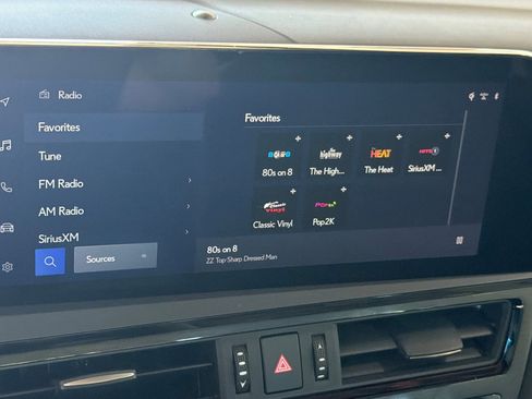 Used 2024 Lexus ES 300h w/ Luxury Package FWD image 17