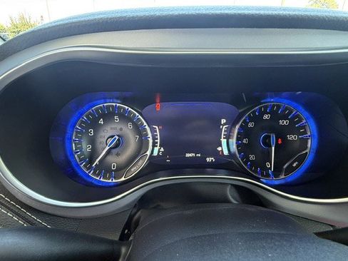 Used 2025 Chrysler Pacifica Limited FWD image 14