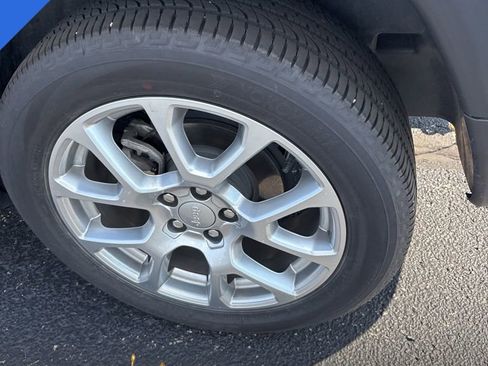 Used 2023 Jeep Compass Latitude image 11